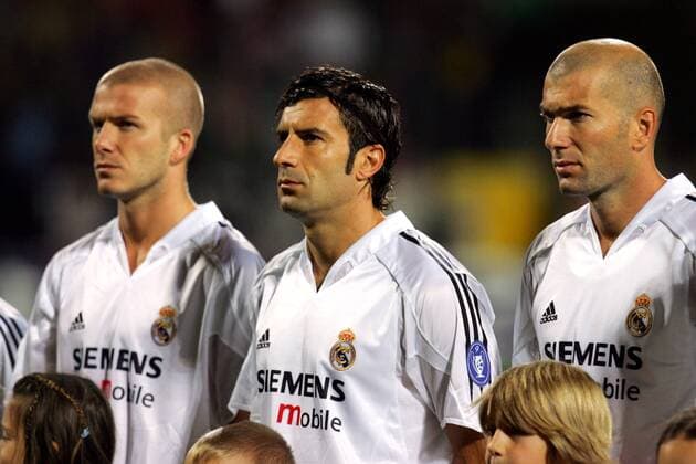Weltstars unter sich, v.li.: David Beckham, Luis Figo und Zinedine Zidane (alle Real Madrid) bei der Mannschaftsvorstellung Fußball EC 1 Herren Champions League 2004 2005, Real Madrid 3:0, Vdig Gruppe Leverkusen