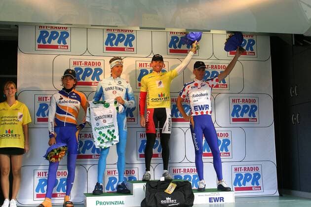 Siegerehrung mit (v.li.) Etappensieger Thomas Dekker (Niederlande Rabobank), Danilo Hondo (Deutschland Gerolsteiner) im Sprinttrikot, Luke Roberts (Australien Comnet Senges) im gelben Trikot und Erik Dekker (Niederlande Rabobank) im Bergtrikot Radsport Herren Internationale Rheinland-Pfalz-Rad-Rundfahrt 2004, Straßenradsport, Straße, Rad, Vdig, Gruppe 2. Etappe Worms - Mainz Freude,