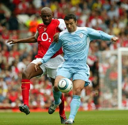 Gary Speed (re., Bolton) gegen Patrick Vieira (Arsenal) Fußball Herren English Premier League 2004 2005, 1. Englische Liga, Arsenal FC London - Bolton Wanderers 2:2 Gruppe London Dynamik