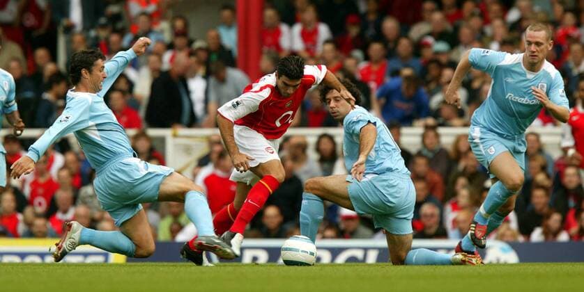 Jose Antonio Reyes (2.v.li., Arsenal) setzt sich gegen Gary Speed, Ivan Campo und Kevin Nolan (v.li., alle Bolton) durch Fußball Herren English Premier League 2004 2005, 1. Englische Liga, Arsenal FC London - Bolton Wanderers 2:2 Gruppe London Dynamik, Kampf, Überlegenheit,