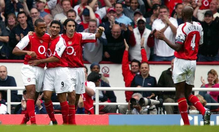 Thierry Henry, Jose Antonio Reyes, Robert Pires und Patrick Vieira (v.li., alle Arsenal) - Torjubel Fußball Herren English Premier League 2004 2005, 1. Englische Liga, Arsenal FC London Gruppe London Freude,