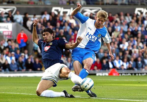 Dejan Stefanovic (li., Portsmouth) gegen Jon Stead (Blackburn) Fußball Herren English Premier League 2004 2005, 1. Englische Liga, Blackburn Rovers - FC Portsmouth Gruppe Blackburn Dynamik,