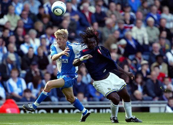 Jon Stead (Blackburn, li.) gegen Linvoy Primus (Portsmouth) Fußball Herren English Premier League 2003 2004, 1. Englische Liga, Blackburn Rovers - FC Portsmouth 1:0, Vdig Gruppe Blackburn Dynamik,