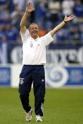 Interimstrainer Eddy Achterberg (Schalke) - Schlußjubel Fußball 1. BL Herren Saison 2004 2005, FC Schalke 04 Einzelbild Gelsenkirchen Freude,