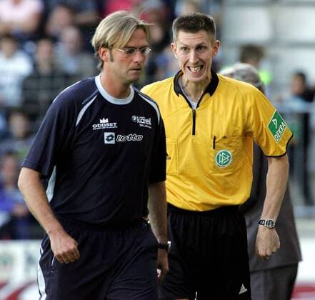 Der vierte offizielle Kai Voss setzt aufgeregt Trainer Jürgen Klopp (Mainz) hinterher Fußball 1. BL Herren Saison 2004 2005, FSV Mainz 05 Gruppe Bielefeld Spannung