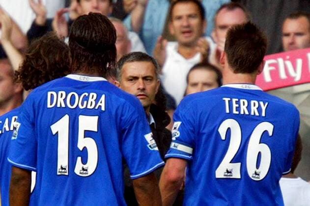 John Terry (re.) und Didier Drogba (li.) gehen nach Spielende auf ihren Trainer Jose Mourinho (alle Chelsea) zu Fußball Herren English Premier League 2004 2005, 1. Englische Liga, Chelsea FC London, Vdig Gruppe London