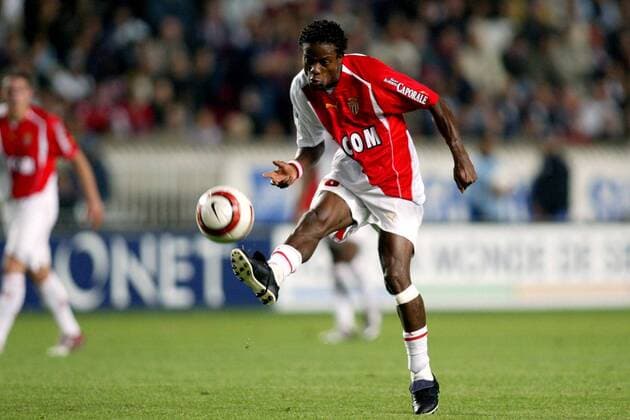 Mohamed Kallon (Monaco) am Ball Fußball Herren Ligue Une 2004 2005, 1. Französische Liga, AS Monaco Einzelbild pan7220 Paris  