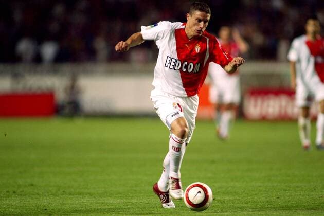 Diego Perez (Monaco) am Ball Fußball Herren Ligue Une 2004 2005, 1. Französische Liga, AS Monaco Einzelbild pan7221 Paris Dynamik,  