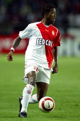 Mohamed Kallon (Monaco) am Ball Fußball Herren Ligue Une 2004 2005, 1. Französische Liga, AS Monaco Einzelbild pan7221 Paris  
