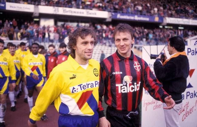 Thomas Doll (li., Frankfurt) im Gespräch mit Andreas Thom (Leverkusen) Fußball 1. BL Herren DEUTSCHSPRACHIGE SPORTZEITSCHRIFTEN UND -ZEITUNGEN NUR NACH RÜCKSPRACHE, Saison 1994 1995 Gruppe Frankfurt M. Harmonie,