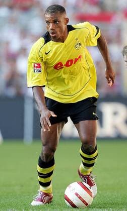 Sunday Oliseh (BVB) am Ball Fußball 1. BL Herren Saison 2004 2005, Borussia Dortmund, Vdig Einzelbild Dortmund Dynamik,