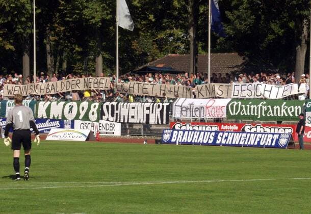 Schweinfurt Fans enttäuscht: Wenn sich bald der Nebel lichtet, H und H im Knast gesichtet! - Präsident Gerhard Hertlein und seinen Vize Jochen Haberle machen sie für die anhaltende sportliche Misere verantwortlich Fußball Herren Oberliga Bayern 2004 2005, Bayernliga, 4. Liga, 1. FC Schweinfurt, Vdig Totale Ärger, Frust, frustriert Schweinfurt Spannung, Enttäuschung,