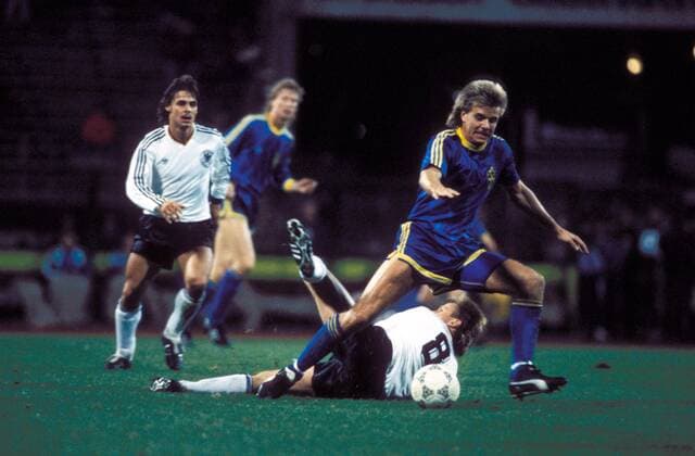 Roland Nilsson (re., Schweden) setzt sich gegen Hans Dorfner (8) durch, beobachtet von Olaf Thon (beide BR Deutschland) Fußball Länderspiel Herren DEUTSCHSPRACHIGE SPORTZEITSCHRIFTEN UND -ZEITUNGEN NUR NACH RÜCKSPRACHE, Länderspiel 1987 Gruppe Gelsenkirchen Dynamik,