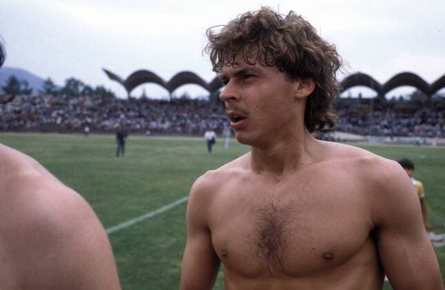 Olaf Thon (Schalke) - Abgang Fußball 1. BL Herren DEUTSCHSPRACHIGE SPORTZEITSCHRIFTEN UND -ZEITUNGEN NUR NACH RÜCKSPRACHE, Saison 1987 1988 Einzelbild Aufnahmedatum geschätzt Stuttgart