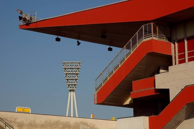 Blauer Himmel über dem Friedrich Ludwig Jahn Sportpark Leichtathletik Berliner Lokalsport 2004, Freizeitsport, Vdig Totale Berlin