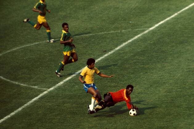 Mirandinha (vorn li., Brasilien) gegen Torwart Muamba Kazadi (Zaire) Fußball WM Herren Weltmeisterschaft 1974, Länderspiel, Nationalmannschaft, Nationalteam, Gruppe 2, Vdia Gruppe Frankfurt M. Dynamik,