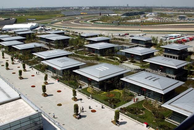 Luftaufnahme des idyllischen Fahrerlagers am Shanghai International Circuit Motorsport Grand Prix Herren Großer Preis von China 2004, Formel 1 Weltmeisterschaft, F1, F, GP, WM, Totale Shanghai International Circuit Shanghai