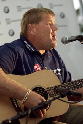 John Daly (USA) gibt auf der Pressekonferenz ein Ständchen mit Gitarre Golf Herren BMW International Open 2004, PGA European Tour, Golfen Einzelbild Golfclub Eichenried Nord München