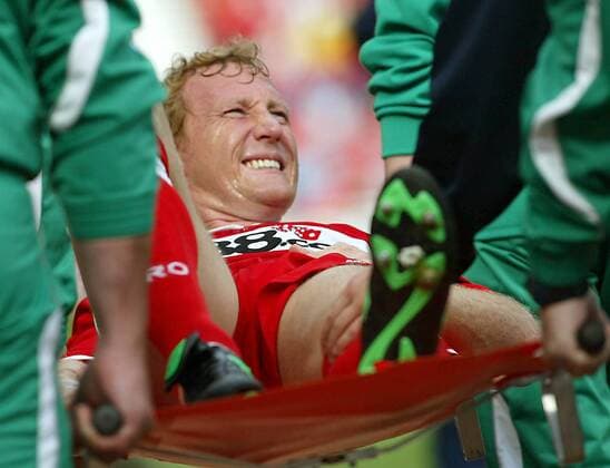Ray Parlour (Middlesbrough) wird verletzt vom Platz getragen Fußball Herren English Premier League 2004 2005, 1. Englische Liga, FC Middlesbrough Einzelbild Middlesbrough