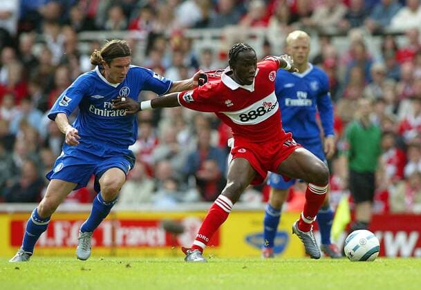 Joseph Desire Job (Middlesbrough, re.) gegen Alexej Smertin (Chelsea) Fußball Herren English Premier League 2004 2005, 1. Englische Liga, FC Middlesbrough - FC Chelsea London 0:1 Gruppe Middlesbrough Dynamik,