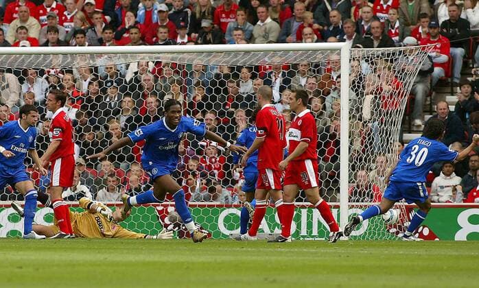 Didier Drogba (Chelsea, Mitte li.) jubelt - er ist der Torschütze des entscheidenden 0:1 beim FC Middlesbrough Fußball Herren English Premier League 2004 2005, 1. Englische Liga, FC Middlesbrough - FC Chelsea London 0:1 Totale Middlesbrough Freude, Begeisterung,