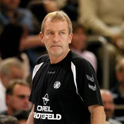 Trainer Rainer Niemeyer (Minden) enttäuscht Handball 1. BL Herren Saison 2004 2005, GWD Minden Hannover Einzelbild Göppingen Enttäuschung,