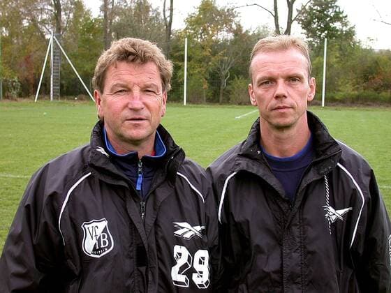 Fußball, Trainerhistorie 1. FC Lok Leipzig von 1896 bis heute Trainer Hans-Jürgen Dörner (li.) und Co-Trainer Jörg Engelmann (beide VfB Leipzig) Fußball Herren NOFV-Oberliga Süd 2002 2003, VfB Leipzig, Shooting, Fotoshooting, Fototermin, Gruppe Leipzig