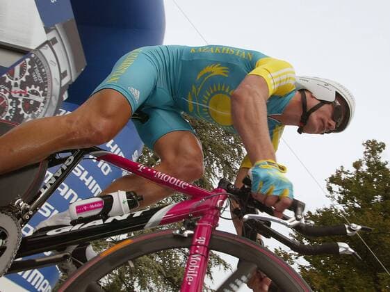 Alexander Winokurow (Kasachstan) startet Radsport WM Herren Weltmeisterschaft 2004, Straßenradsport, Straße, Rad, Zeitfahren, Einzelzeitfahren Einzelbild Bardolino Verona