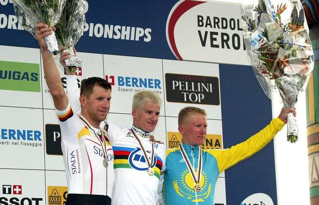 Siegerehrung Einzelzeitfahren - Michael Rich (Deutschland, li.), Weltmeister Michael Rogers (Australien, Mitte) und Alexander Winokurow (Kasachstan) Radsport WM Herren Weltmeisterschaft 2004, Straßenradsport, Straße, Rad, Zeitfahren, Einzelzeitfahren Gruppe Bronze, Regenbogentrikot, Weltmeistertrikot, Verona Bardolino