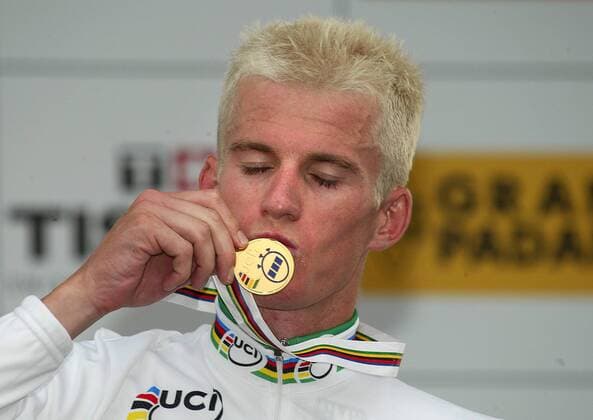 Weltmeister Michael Rogers (Australien) küßt seine Goldmedaille Radsport WM Herren Weltmeisterschaft 2004, Straßenradsport, Straße, Rad, Zeitfahren, Einzelzeitfahren Porträt Bardolino Verona Glück,