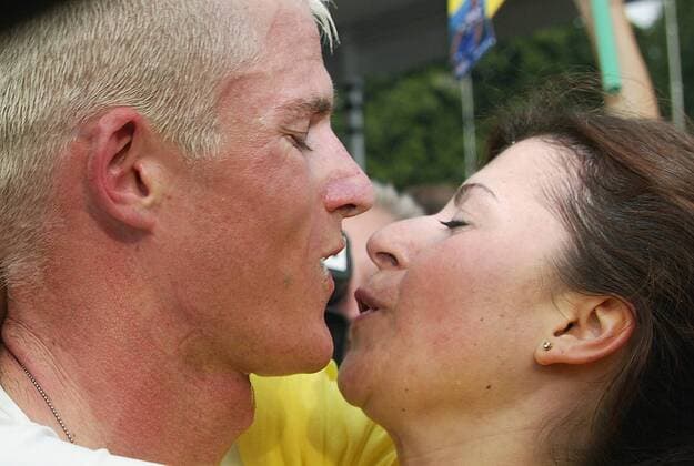 Weltmeister Michael Rogers (Australien) glücklich mit seiner Frau Radsport WM Herren Weltmeisterschaft 2004, Straßenradsport, Straße, Rad, Zeitfahren, Einzelzeitfahren Gruppe Bardolino Verona Glück,