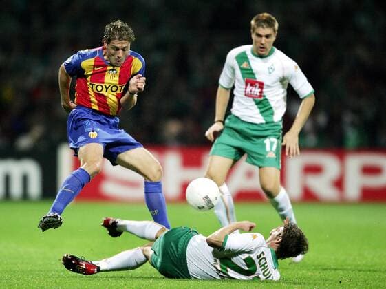 Curro Torres (li., Valencia) gegen Christian Schulz (Bremen) Fußball EC 1 Herren Champions League 2004 2005, SV Werder Bremen - FC Valencia 2:1 Gruppe Bremen Dynamik,