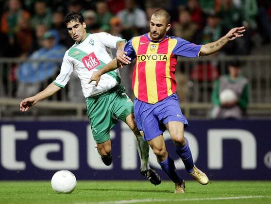 Paul Stalteri (li., Bremen) gegen Marco di Vaio (Valencia) Fußball EC 1 Herren Champions League 2004 2005, SV Werder Bremen - FC Valencia 2:1 Gruppe Bremen Dynamik,
