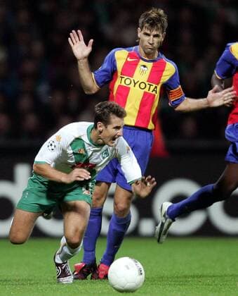 Miroslav Klose (li., Bremen) kommt gegen David Albelda (Valencia) zu Fall Fußball EC 1 Herren Champions League 2004 2005, SV Werder Bremen - FC Valencia 2:1 Gruppe Bremen Dynamik,