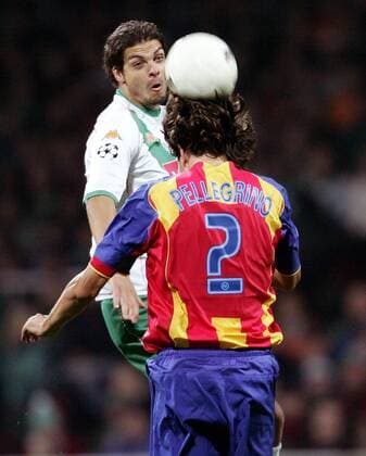 Angelos Charisteas (li., Bremen) gegen Mauricio Pellegrino (Valencia) Fußball EC 1 Herren Champions League 2004 2005, SV Werder Bremen - FC Valencia 2:1 Gruppe Bremen Dynamik,
