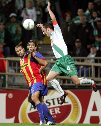 Fabian Ernst (re., Bremen) gegen Ruben Baraja (li.) und Miguel Angel Angulo (beide Valencia) Fußball EC 1 Herren Champions League 2004 2005, SV Werder Bremen - FC Valencia 2:1 Gruppe Bremen Dynamik,