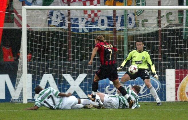 Andriy Shevchenko (vorn, Milan) setzt sich gegen Didier Agathe (li.) und Joos Valgaeren durch und besorgt gegen Torwart David Marshall (Celtic) das 1:0 Fußball EC 1 Herren Champions League 2004 2005, AC Mailand - Celtic Glasgow 3:1 Totale schießen, Torhüter, Keeper, Tor, Treffer, Gegentor Mailand Dynamik, Kampf,