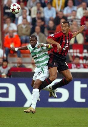 Henri Camara (li., Celtic) gegen Cafu (Milan) Fußball EC 1 Herren Champions League 2004 2005, AC Mailand - Celtic Glasgow 3:1 Gruppe Mailand Dynamik,