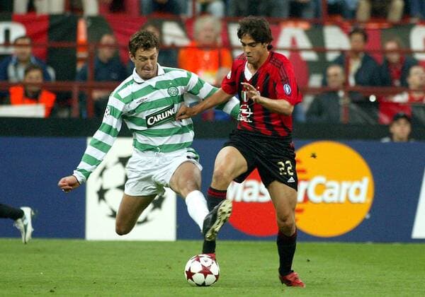 Chris Sutton (li., Celtic) gegen Kaka (Milan) Fußball EC 1 Herren Champions League 2004 2005, AC Mailand - Celtic Glasgow 3:1 Gruppe Mailand Dynamik,