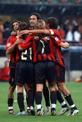 Torjubel Milan, v.li.: Rui Manuel Costa, Andrea Pirlo, Alessandro Nesta, Andriy Shevchenko und Paolo Maldini Fußball EC 1 Herren Champions League 2004 2005, AC Mailand Gruppe Spielertraube Mailand Begeisterung, Freude,