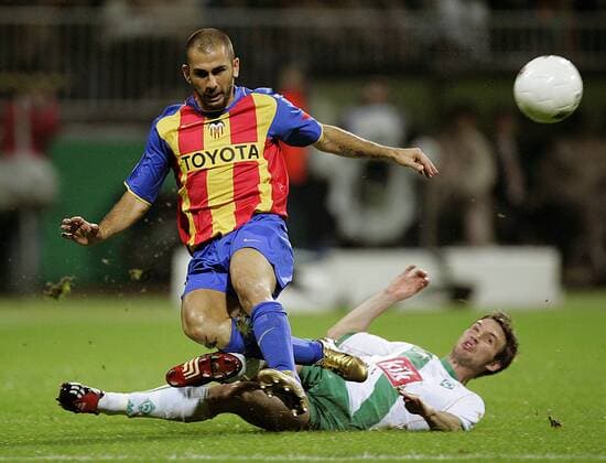 Marco Di Vaio (Valencia, li.) gegen Christian Schulz (Bremen) Fußball EC 1 Herren Champions League 2004 2005, SV Werder Bremen - FC Valencia 2:1, Vdig Gruppe Bremen Dynamik,