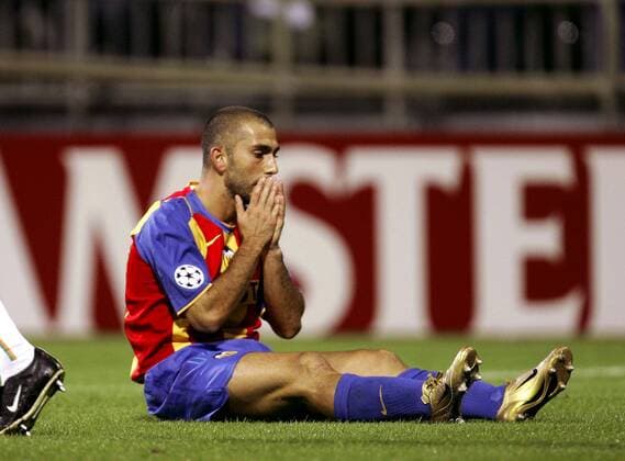 Marco di Vaio (Valencia) enttäuscht am Boden Fußball EC 1 Herren Champions League 2004 2005, FC Valencia Einzelbild Bremen Enttäuschung, Nachdenklichkeit,