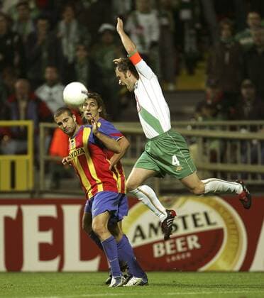 Fabian Ernst (re., Bremen) kommt angeflogen, Ruben Baraja (li.) und Miguel Angel Angulo (beide Valencia) lassen ihn gewähren Fußball EC 1 Herren Champions League 2004 2005, SV Werder Bremen - FC Valencia 2:1 Gruppe Bremen Dynamik,