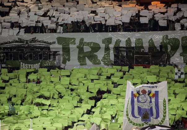 Grün-Weißes Schildermeer im Bremer Fanblock Fußball EC 1 Herren Champions League 2004 2005, SV Werder Bremen Totale Bremen