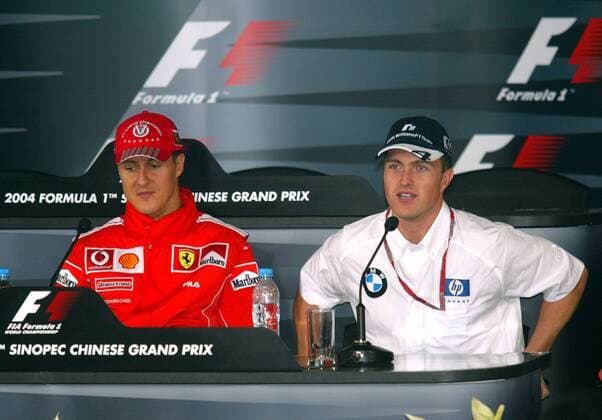 Pressekonferenz vor dem GP von China in Shanghai 2004, v.li.: Michael Schumacher (Ferrari) und Ralf Schumacher (beide Deutschland BMW-Williams) Motorsport Grand Prix Herren Großer Preis von China 2004, Formel 1 Weltmeisterschaft, F1, F, GP, WM Gruppe Shanghai