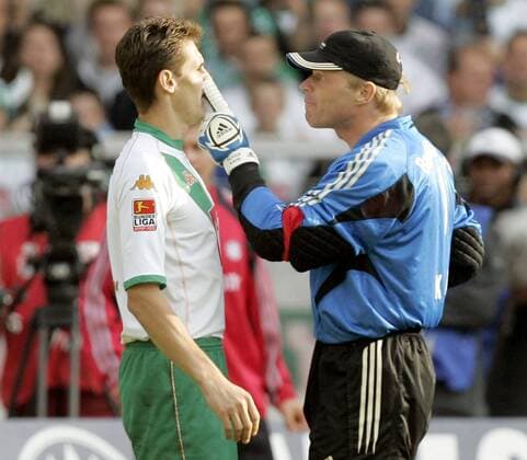 Torwart Oliver Kahn (re., Bayern) versucht auf seine ganz spezielle Art, Miroslav Klose (Bremen) die Augen zu öffnen ... Fußball 1. BL Herren Saison 2004 2005, SV Werder Bremen - FC Bayern München 1:2, Nasenstüber, Nasenbohrer Gruppe Bremen Spannung, Wut,