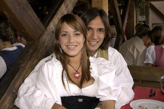 Roque Santa Cruz (FC Bayern) mit Ehefrau Giselle in bayerischer Landestracht auf dem Münchener Oktoberfest Fußball 1. BL Herren Saison 2004 2005, FC Bayern München Gruppe München