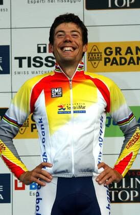 Oscar Gomez Freire (Spanien) überglücklich bei der Siegerehrung Radsport WM Herren Weltmeisterschaft 2004, Straßenradsport, Straße, Rad, Einzelbild Verona Bardolino Glück, Freude,