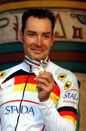 Erik Zabel (Deutschland) säuerlich bei der Siegerehrung mit Silbermedaille Radsport WM Herren Weltmeisterschaft 2004, Straßenradsport, Straße, Rad, Einzelbild Verona Bardolino