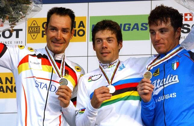 Siegerehrung v.li.: Erik Zabel (Deutschland Silber), Oscar Gomez Freire (Spanien Gold) und Luca Paolini (Italien Bronze) Radsport WM Herren Weltmeisterschaft 2004, Straßenradsport, Straße, Rad, Gruppe Verona Bardolino